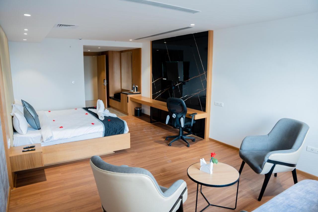 Hotel Tulips Grand Hyderabad Ngoại thất bức ảnh