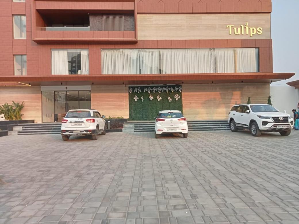 Hotel Tulips Grand Hyderabad Ngoại thất bức ảnh