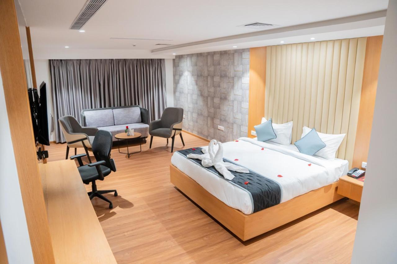 Hotel Tulips Grand Hyderabad Ngoại thất bức ảnh