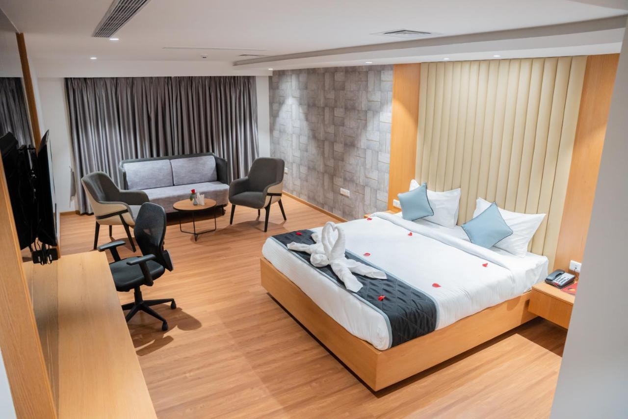 Hotel Tulips Grand Hyderabad Ngoại thất bức ảnh
